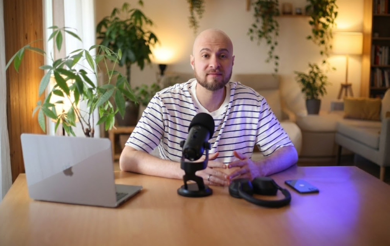 Stefan de Market Stef consultant marketing digital enregistrant son podcast