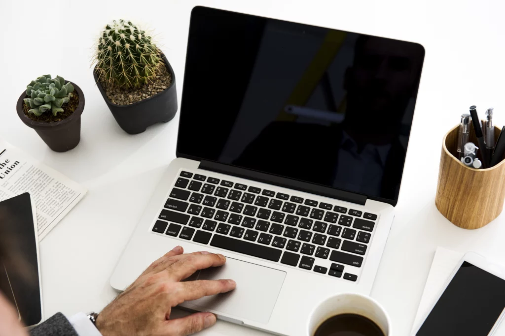 Consultant marketing analysant les canaux d'acquisition client efficaces sur ordinateur